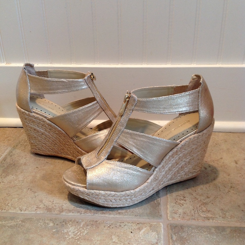 NWOT Adrienne Vittadini Gold Zip Platform 9